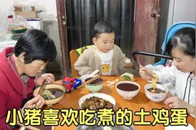 婆婆给静静做荷包蛋，小猪喜欢吃土鸡蛋，静静说小猪能吃是个猪视频封面