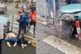 突发！长沙万境水岸小学附近一学生被的士撞倒，的士车头受损严重