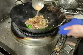 炒牛肉要不要焯水，看粤菜大厨的做法，牛肉不老不柴滑嫩入味