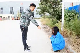 农民工帮助落魄女大学生，一个月后，女孩的报答方式真暖心