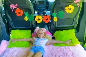 小朋友出去玩坐了一个没有座位的车子，她会怎么办呢？一起来看吧