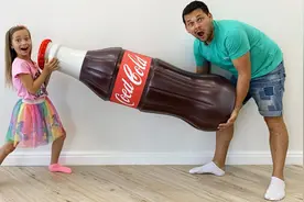 小女孩到饮料售卖机买可乐，售卖机蹦出巨型可乐，把小女孩乐坏了视频封面