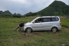 到水库钓鱼不小心车子陷泥坑里，看小强如何自救，给大家一个提醒视频封面