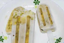 妹子在家自制绿豆雪糕，一根不到5毛钱，比外面卖的还好吃视频封面