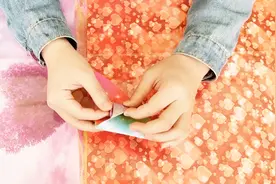 折纸做出六角的小星星，把星星捧在手里，快动手做一个吧！
