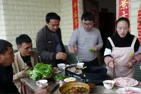 人多在家吃烤肉才香，小妹儿也不嫌麻烦，准备了好几种菜品视频封面