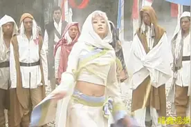 众人围成一个圈，女人在圈中跳奇怪的舞蹈，原来是在安息亡魂视频封面