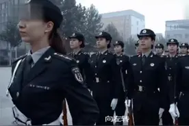 仪仗兵：女仪仗队员深夜加班训练，阵势太震撼，大队长撞见很感动视频封面