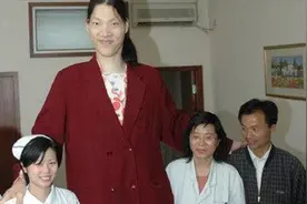 中国第一女巨人，14岁就比姚明高8厘米，为何遗体37年不火化？视频封面