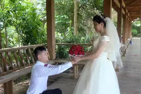 广西一对新人结婚，在公园里向新娘求婚，配的这首歌曲视频封面