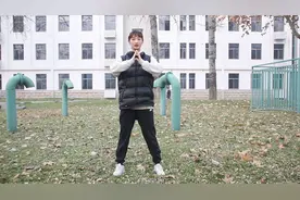 深蹲练臀部，原地双手合十下蹲100次，大粗腿没有了，1天比1天瘦