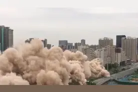 郑州16栋楼连环爆破 现场实拍：1.2吨炸药陆续引爆 掀起巨大烟尘视频封面