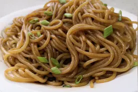 早上5分钟就能做好的酱油拌面，咸香适中，好吃到停不下来