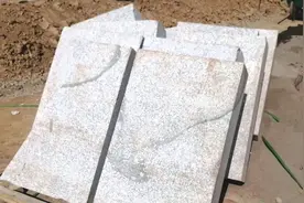 600斤的花岗石2个人怎么搬运？看完才佩服劳动者的智慧，真省力