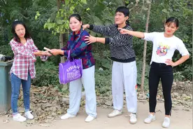 农村大妈好心帮助乞丐女孩，却被儿子赶出家门，一个月后好运来了视频封面