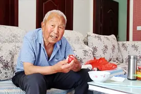 农村爷爷吃小西红柿，孙子问好吃吗？爷爷的回答真实在，好幸福视频封面