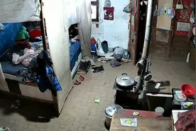 4岁留守男孩给4月大妹妹冲奶粉，爸爸:看着很不是滋味,可怜又懂事视频封面