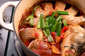 铁锅炖鱼不用油炸不用煎炒，加了两样秘诀调味料，简单易学味道美视频封面