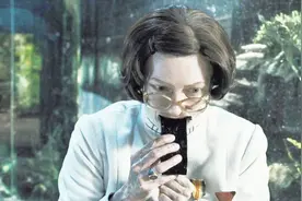 穷人们每天吃的免费蛋白块，竟是用蟑螂肉做的，看完直想吐