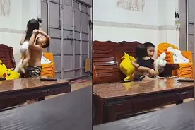 神反应！妹妹摔倒后大哭，哥哥秒搬桌子抱起安慰，网友：好有爱视频封面