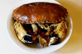 给大家分享一个，懒人葱姜炒熟冻面包蟹的做法