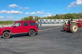 250万的奔驰G63和拖拉机拔河！ 一脚油门下去，实力太过悬殊！视频封面