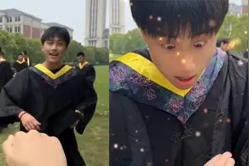 女生毕业季和男友碰拳送礼物，张开手让他瞬间惊呆，惊喜还是惊吓视频封面