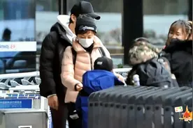 邓超一家四口现身，孙俪给等等整理衣服母爱十足，小花可爱爆了！