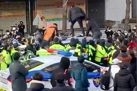 “素媛案”罪犯获释：民众包围车辆跳上车顶猛踩 场面一度失控