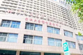 19岁少年感冒拖成“白肺”，医生给几近崩溃的父亲发了400条微信视频封面