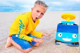 小男孩遇见一个会说话的玩具巴士车，竟然还会自己玩滑滑梯！