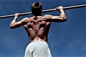 健身要吃蛋白粉？这位街健大神告诉你，只吃鸡蛋也能练出好身材！视频封面