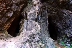 辽宁朝阳深山中发现一对双洞，奇特的外形犹如鼻孔，洞里阴森恐怖视频封面