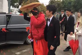 江西小伙结婚按当地的风俗，新娘进“簸箕”头顶“米筛”热闹非凡视频封面