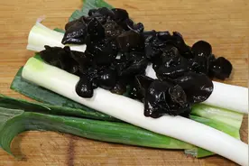 1把木耳，2根大葱，大厨教你“葱烧木耳”的做法，比吃海参还过瘾