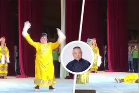 太敬业！49岁郭德纲戏曲表演摔倒引观众惊呼，卖力倒地尽显真功夫视频封面