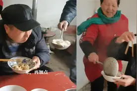 河南人劝饭有多实在！男子回家被老爸添饭，声东击西属实整不会了视频封面