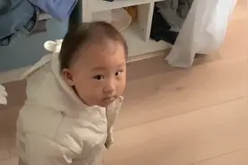 妈妈带俩孩子捉迷藏，老二发现后会心一笑打掩护：鬼精的小眼神视频封面