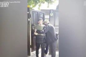 乌克兰母亲与儿子分隔74天相见 重逢画面看哭网友视频封面