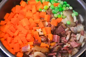 厨师长教你做家常腊肉焖米饭，食材直接倒进锅里焖，香嫩好吃