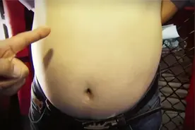 中国小伙肌肉发达体格健壮，擂台对战却被对手全场压制！视频封面
