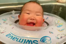 有了泳圈的加持，8月大宝宝好像没了脖子，模样太滑稽了视频封面