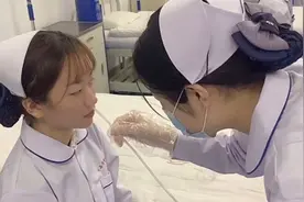 强忍泪水！女医学生练习互插胃管：选择了这条路就要坚持视频封面