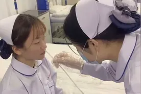 强忍泪水！女医学生练习互插胃管：选择了这条路就要坚持视频封面