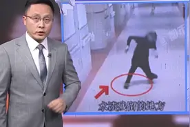 太嚣张！男子带1300张身份证到银行换纪念币！丨法治进行时视频封面