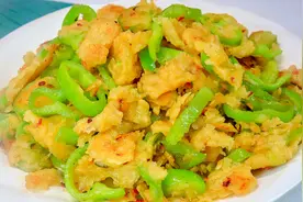 饭店厨师长做的面煎辣椒真好吃，面糊全裹在辣椒上，这绝活厉害了视频封面