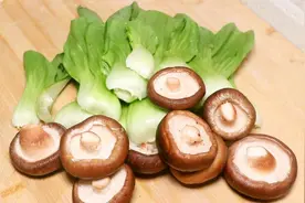香菇油菜怎么做才家常？分享一招，鲜脆滑嫩又入味，味道不输饭店