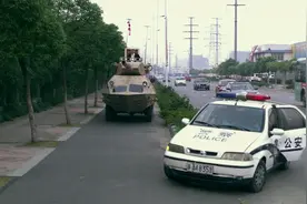 多大事啊：大叔开自制装甲车上路，耀武扬威，下秒就被交警拦下了