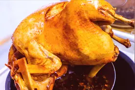 整只鸡直接下锅焖，不用加一滴水，出锅遍体金黄，软嫩流油