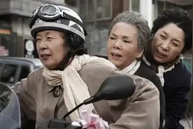 三个80岁老奶奶抢银行，人质在都帮他们，背后真相辛酸又无奈